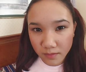 Кльощава азиатски тийнейджър чука много добър