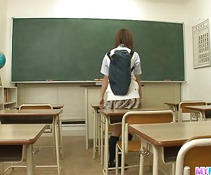 Две момчета Майната Сана стегнат дупки в клас