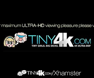 4 k tiny4k - малка Алиса март се простира си путка да вземе прегръдка